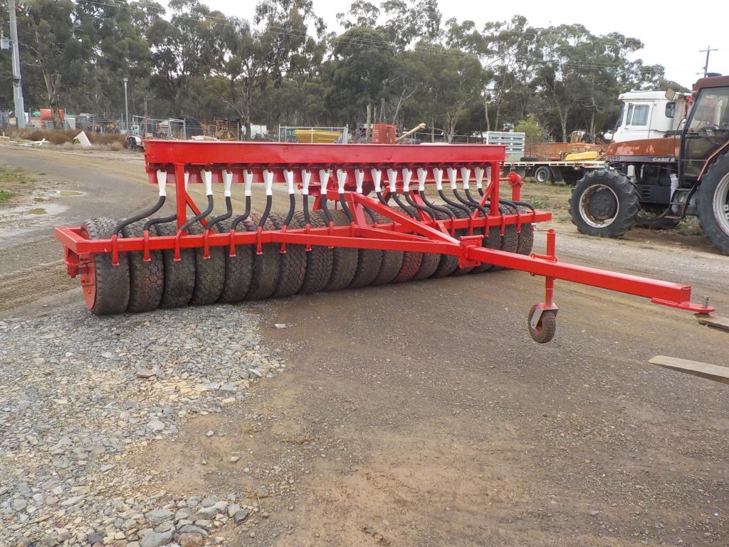 Rubber Tyre Roller With Small Seed Box