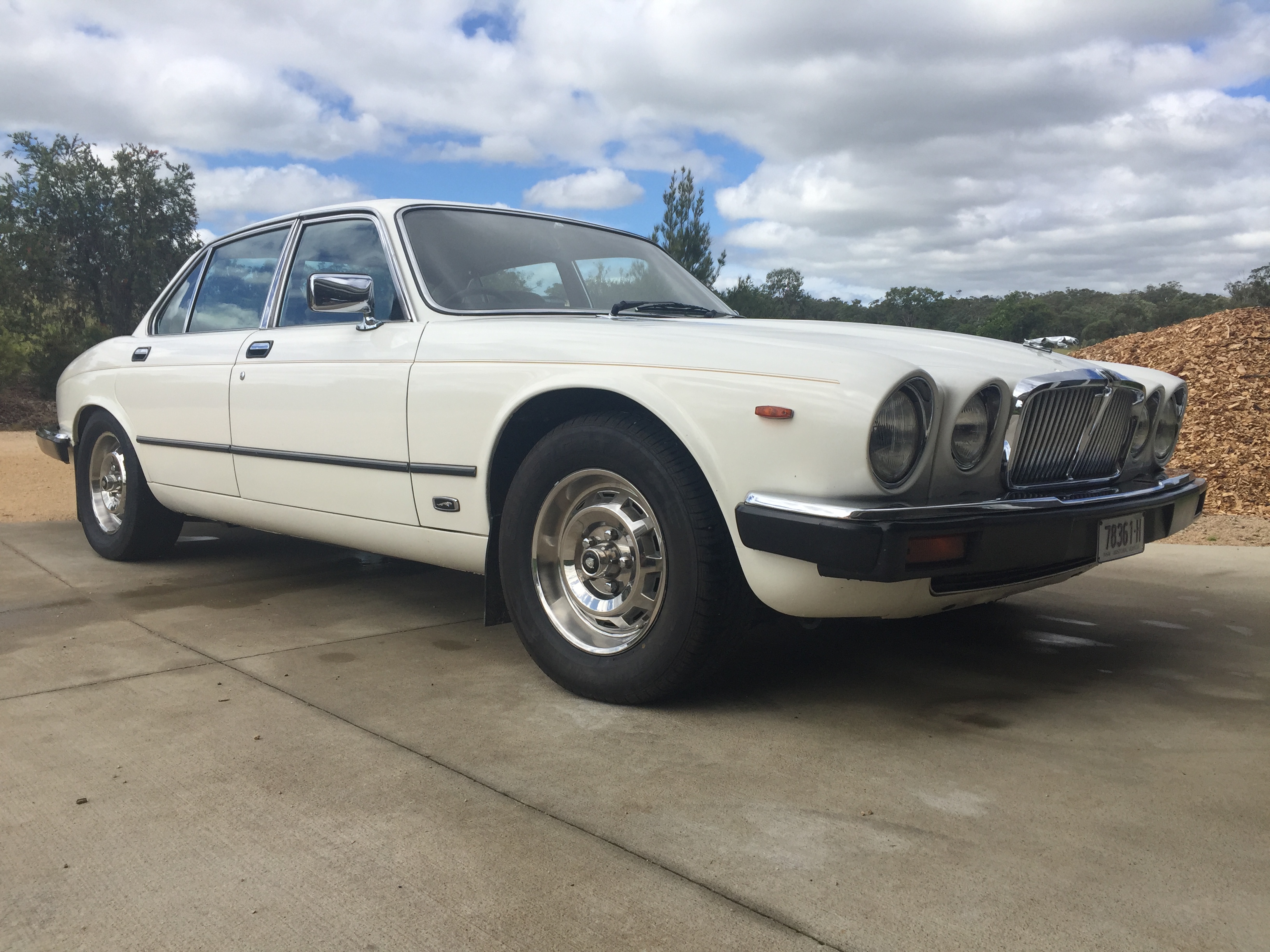 1985 JAGUAR XJ6 SEDAN