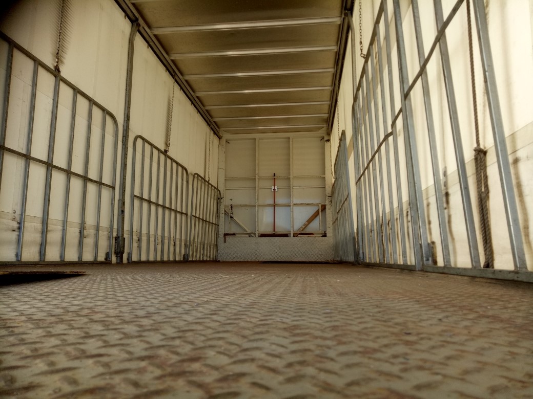 2010 NISSAN UD CURTAINSIDER