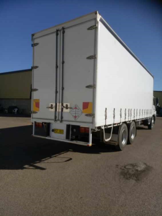 2010 NISSAN UD CURTAINSIDER