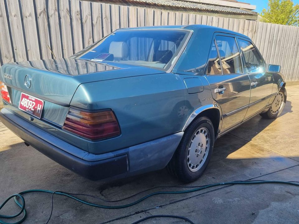 1989 MERCEDES-BENZ 260 W124 E SEDAN