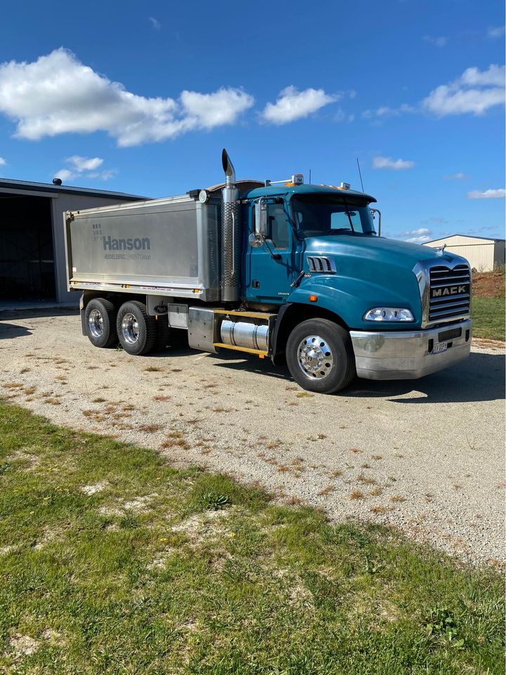 2012 MACK GRANITE TIPPER