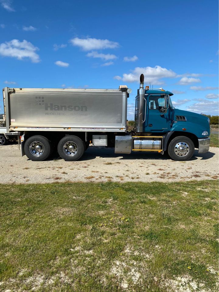 2012 MACK GRANITE TIPPER