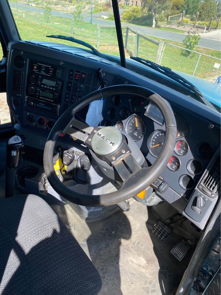 2012 MACK GRANITE TIPPER