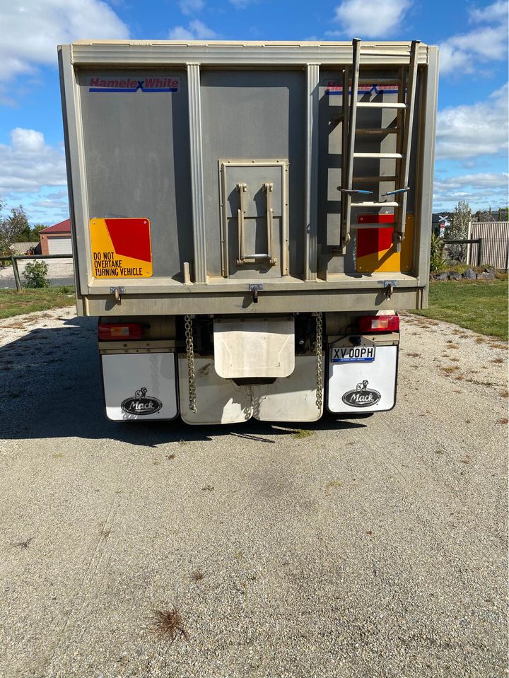 2012 MACK GRANITE TIPPER