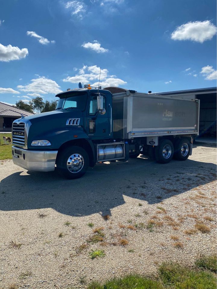 2012 MACK GRANITE TIPPER