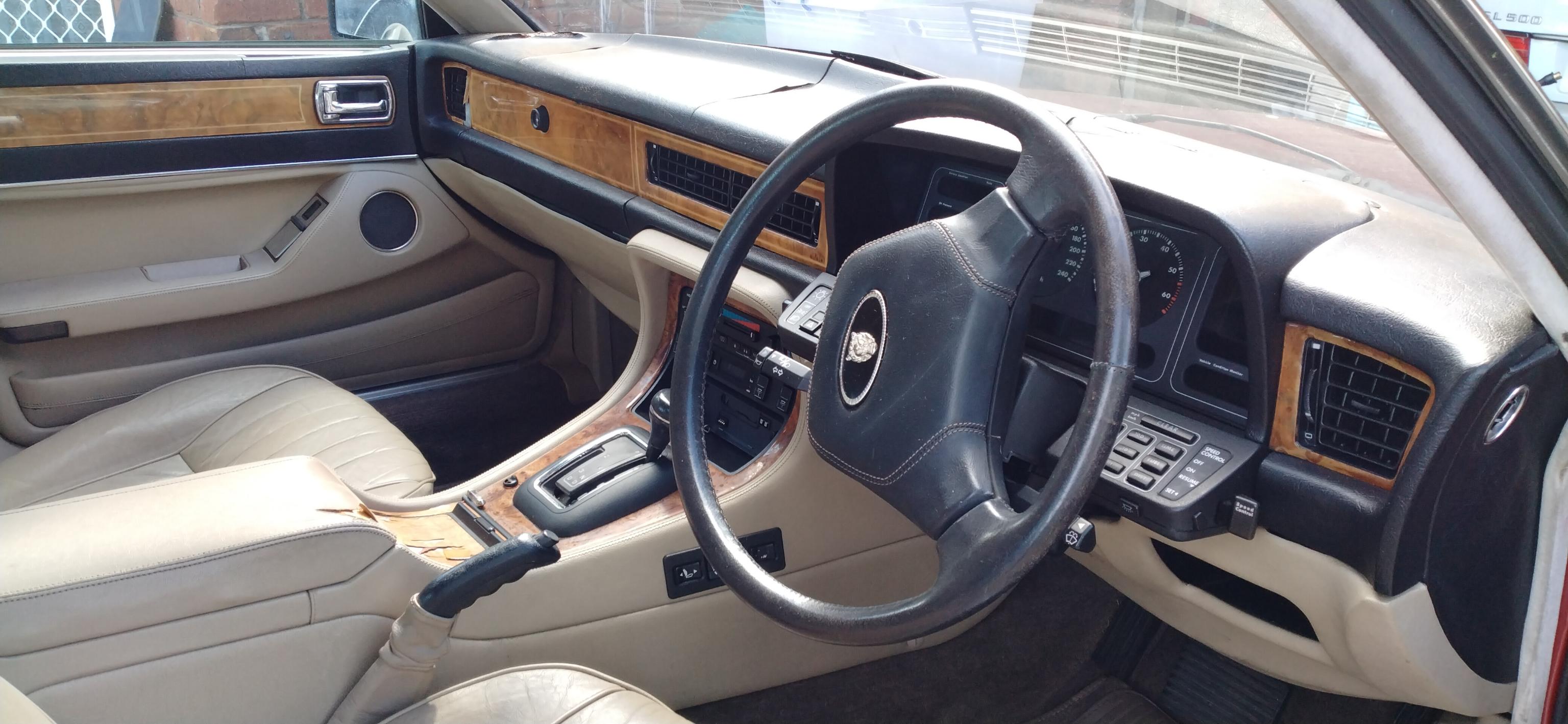 1986 JAGUAR SOVEREIGN 4.2 3 SP AUTOMATIC 4D SEDAN