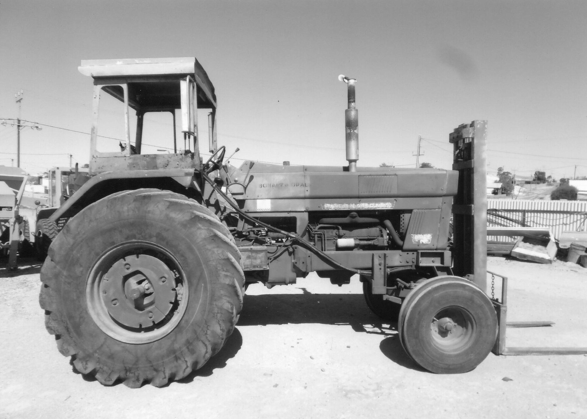 1975 INTERNATIONAL 695 TRACTOR