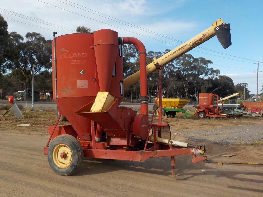NEW HOLLAND 352 HAMMER MILL MIXER