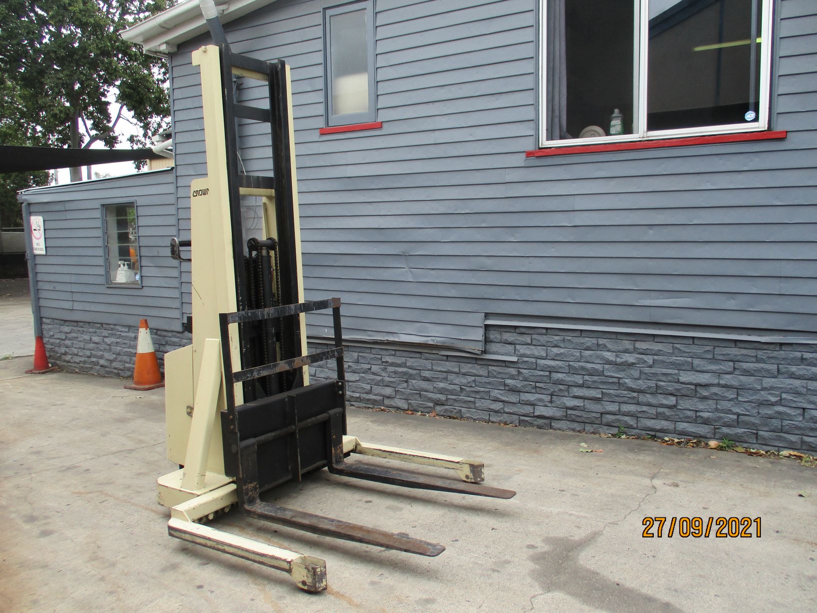 1980 Crown Walkie Stacker 20MT130A 900kg Forklift