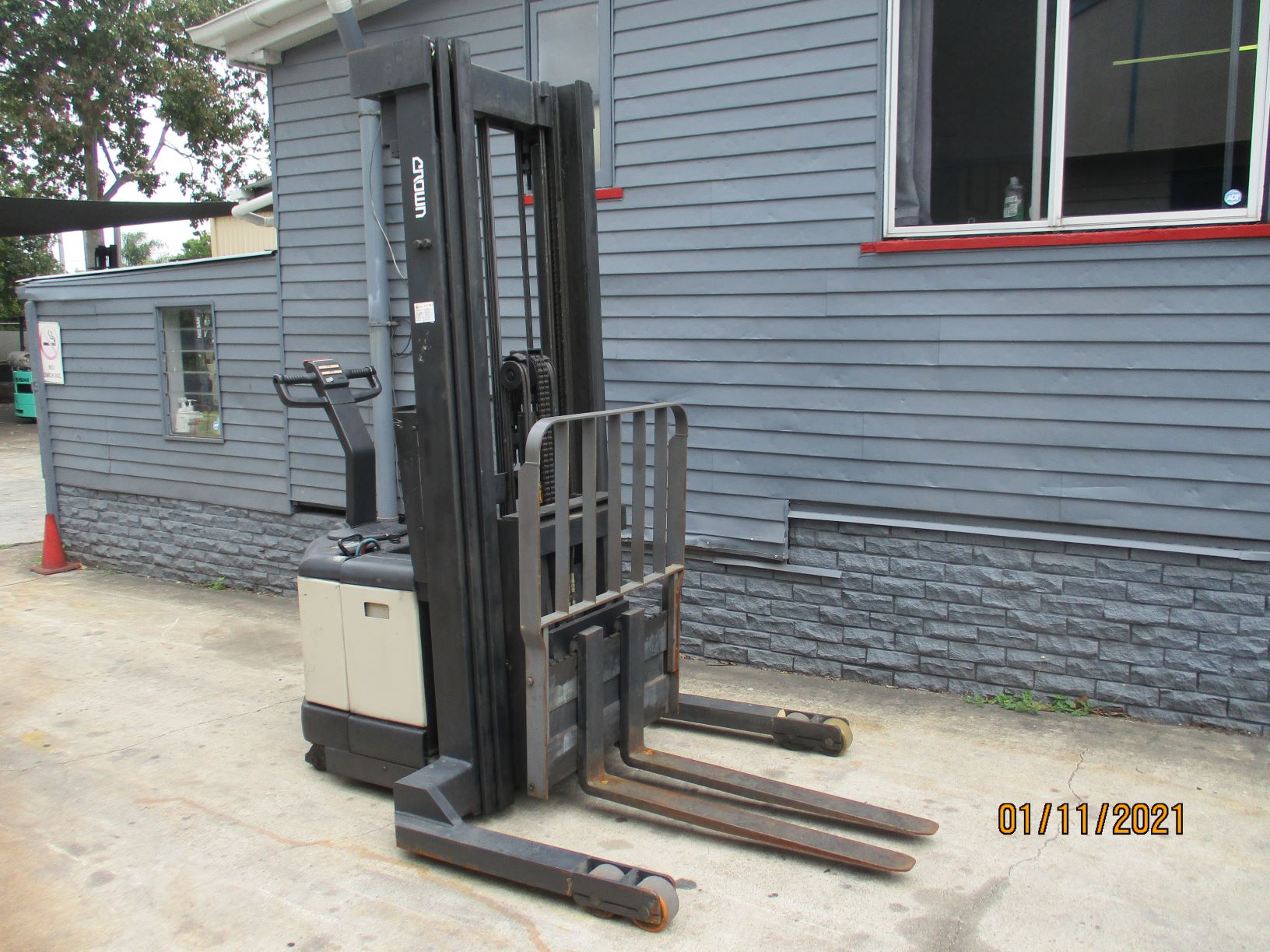 2005 CROWN WALKIE REACH 1.5 TON WR3000TT210