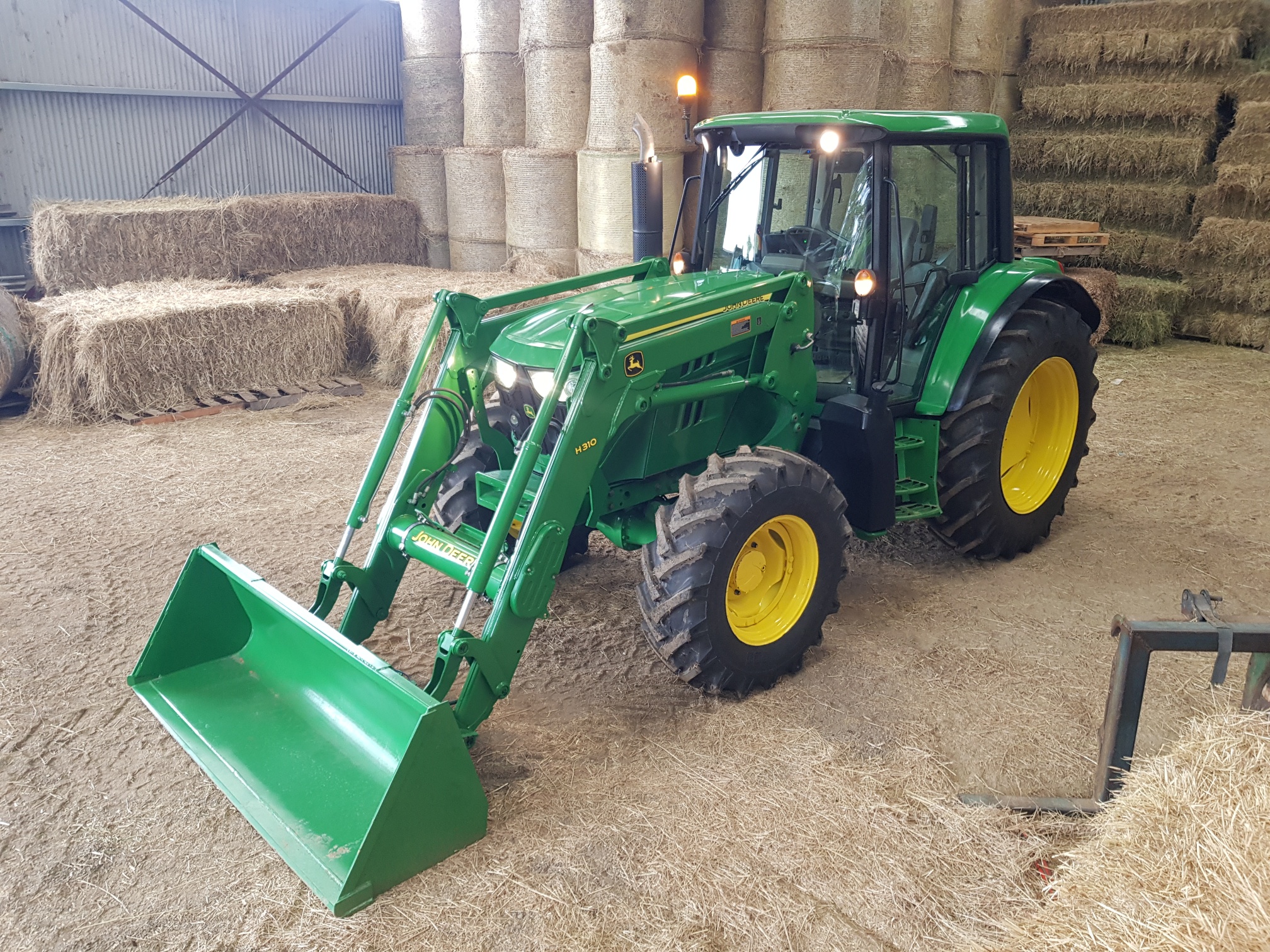 2015 JOHN DEERE 6105M TRACTOR