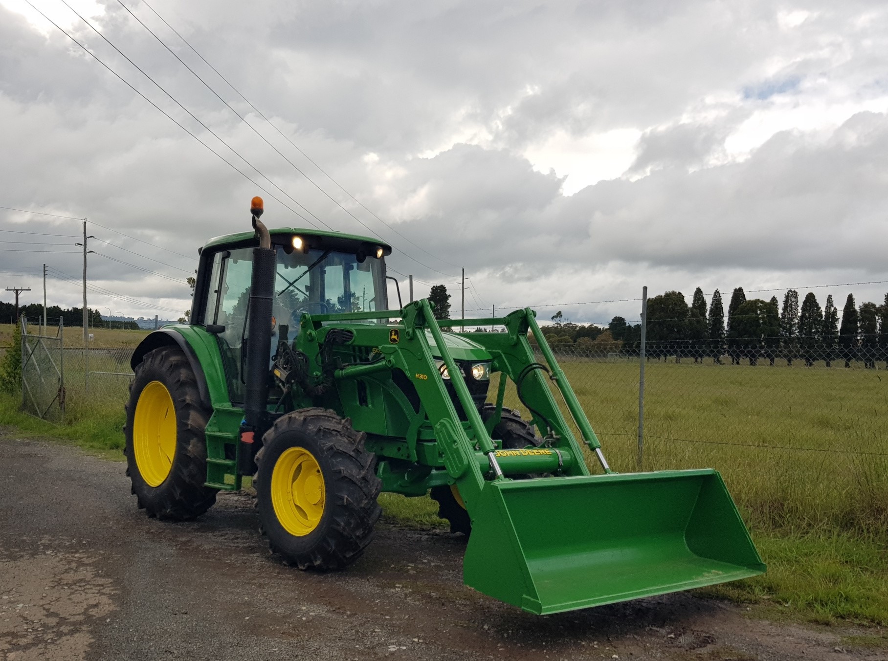 2015 JOHN DEERE 6105M TRACTOR