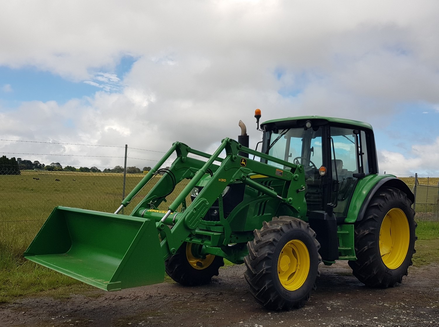 2015 JOHN DEERE 6105M TRACTOR