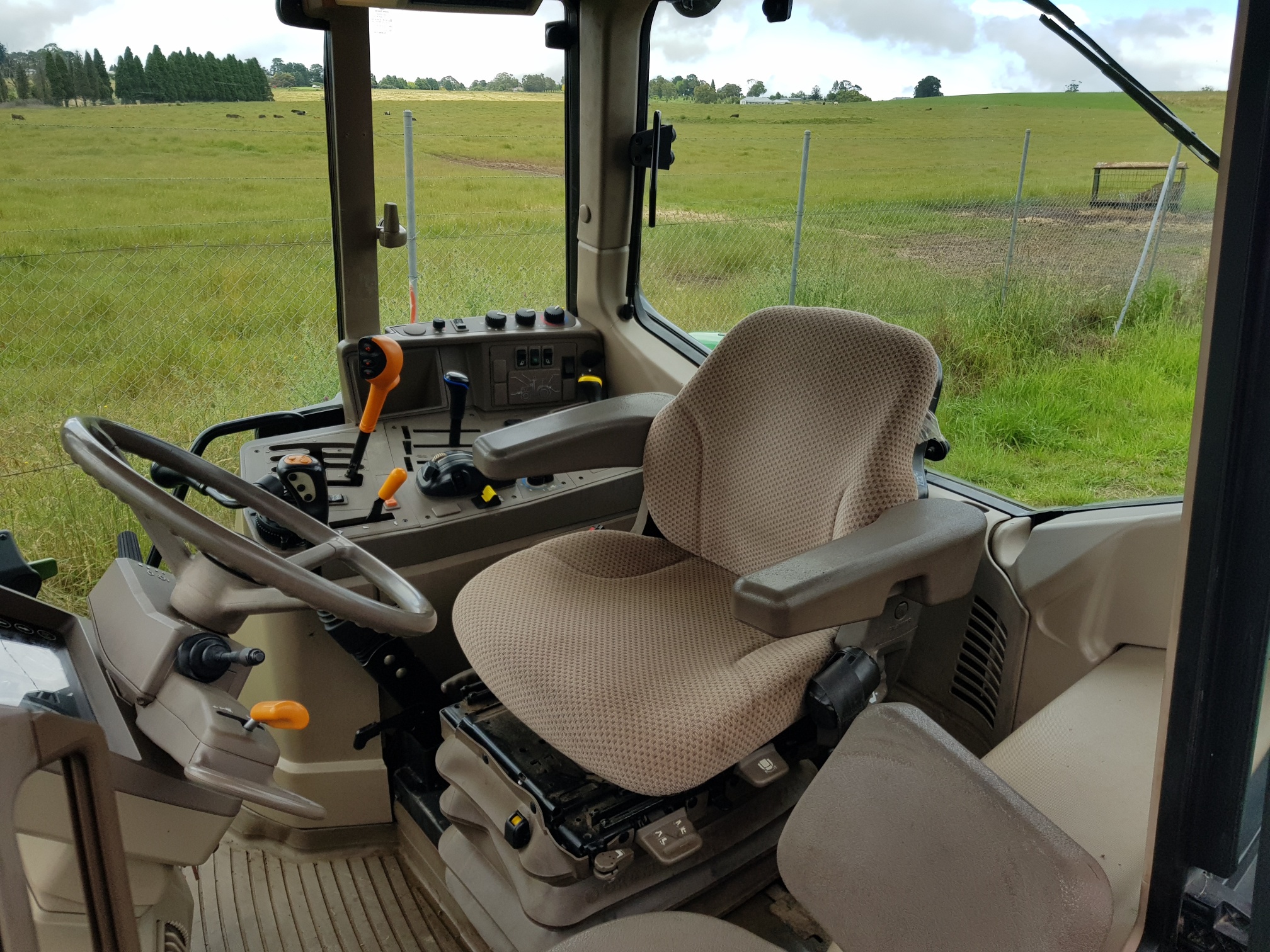 2015 JOHN DEERE 6105M TRACTOR