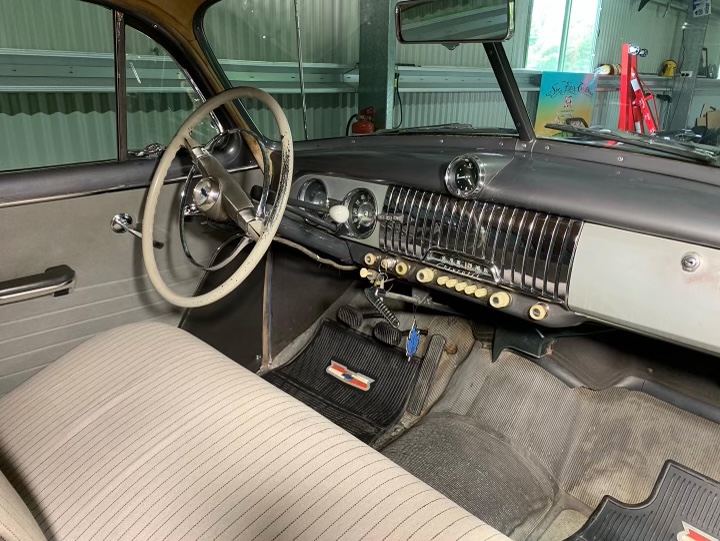 1951 CHEVROLET STYLELINE DELUXE SEDAN 