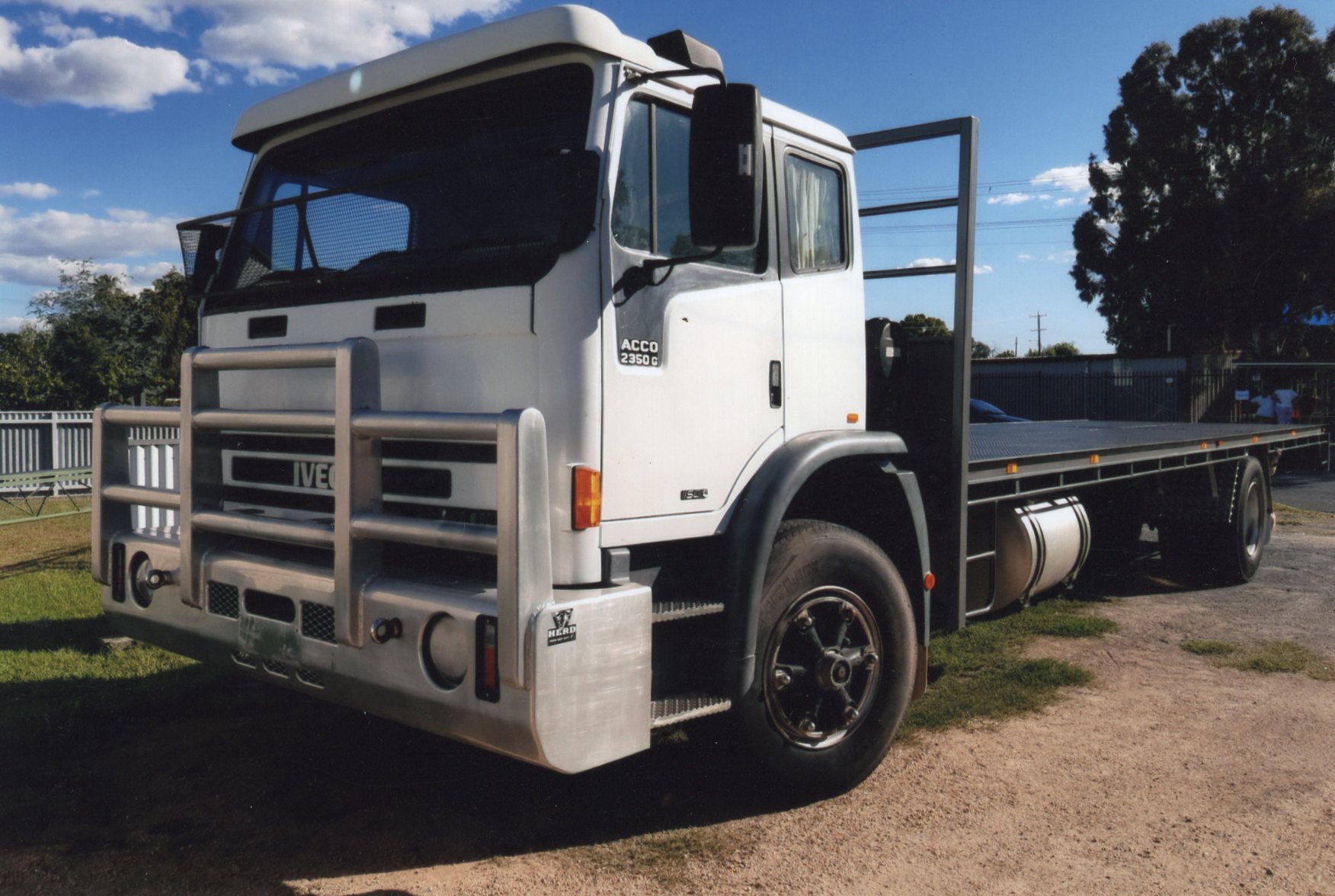 2002 INTERNATIONAL 2350G TRAY