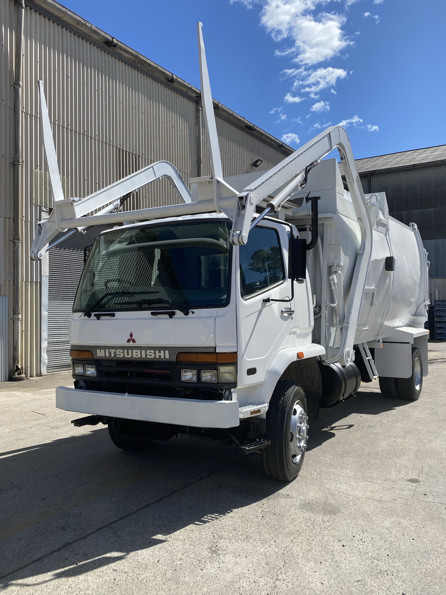 1998 MITSUBISHI FIGHTER FRONT LIFT GARBAGE COMPACTOR 