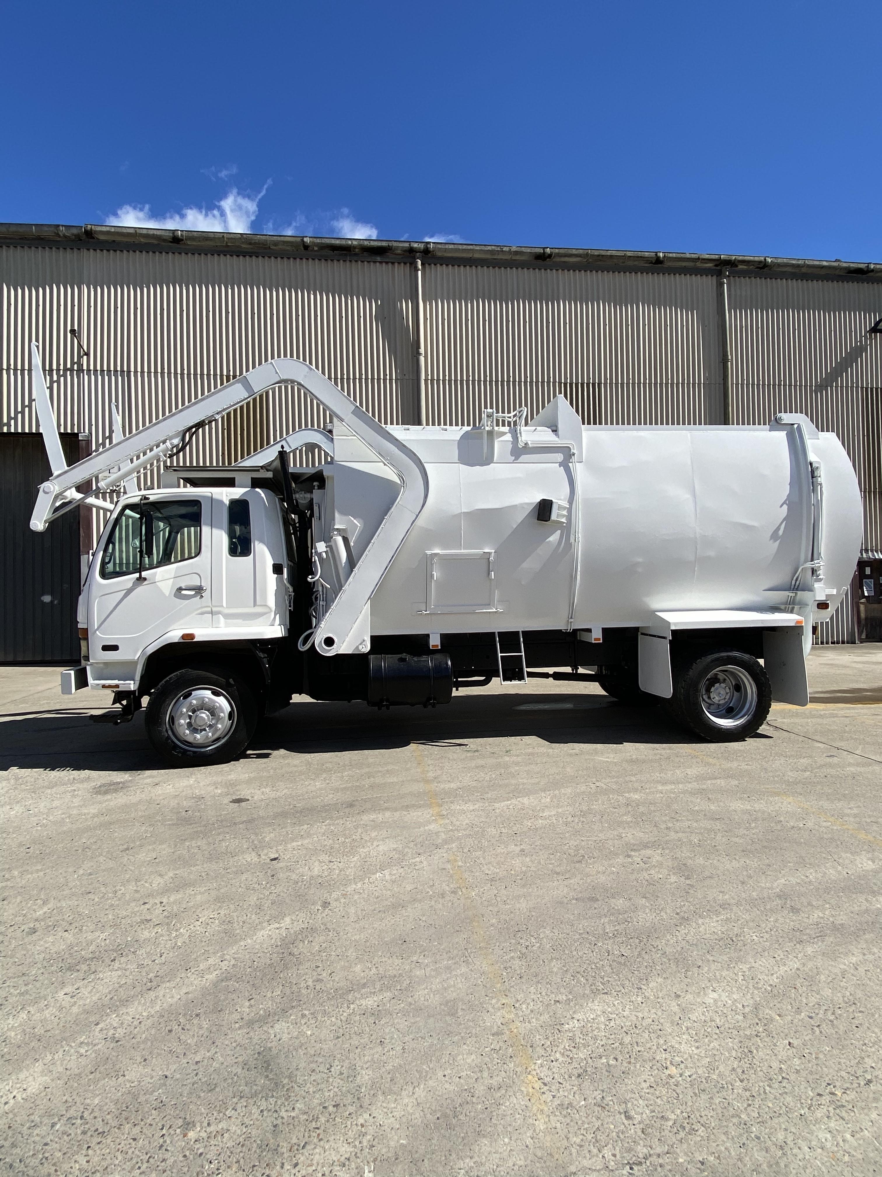 1998 MITSUBISHI FIGHTER FRONT LIFT GARBAGE COMPACTOR 
