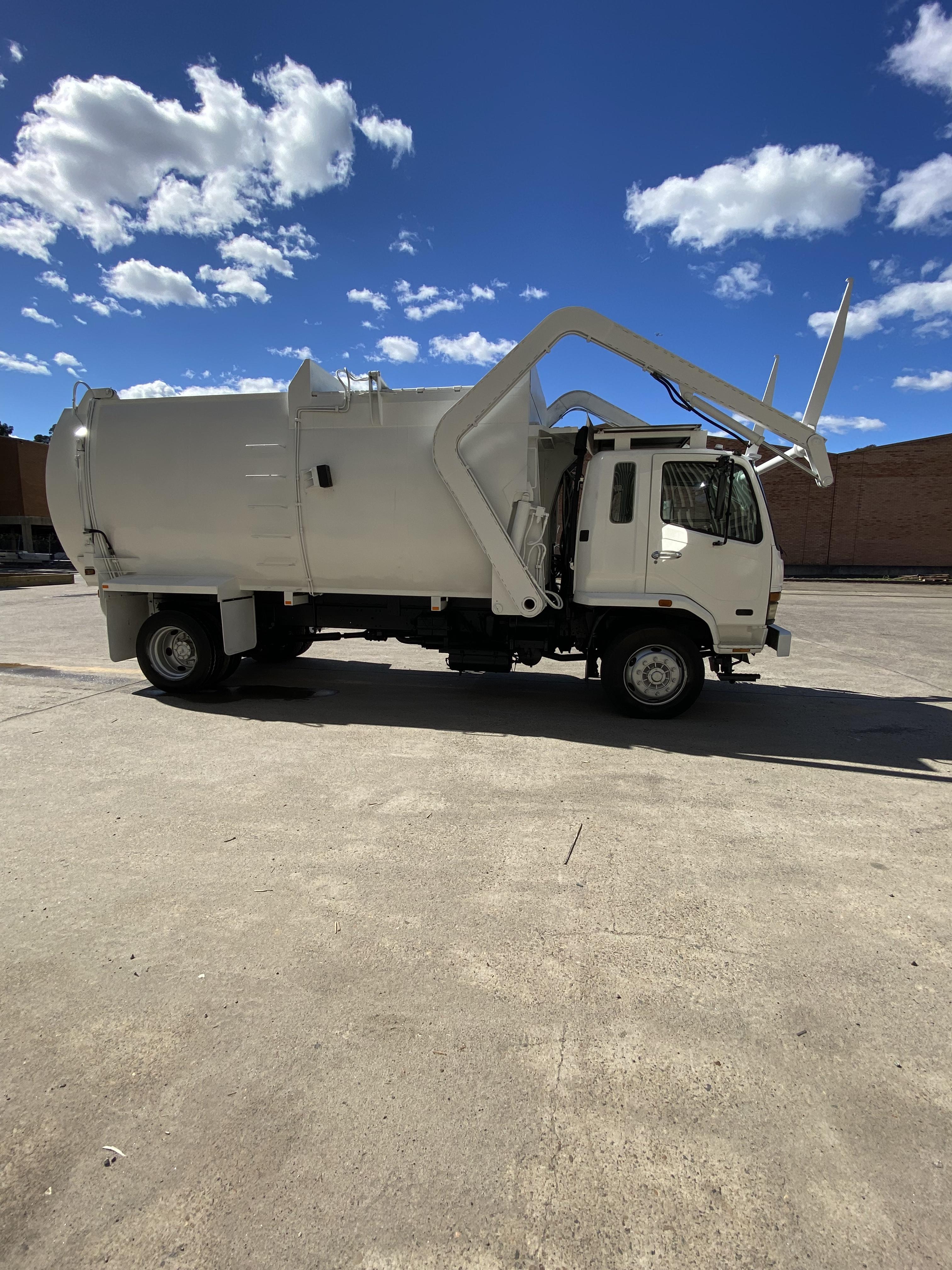 1998 MITSUBISHI FIGHTER FRONT LIFT GARBAGE COMPACTOR 