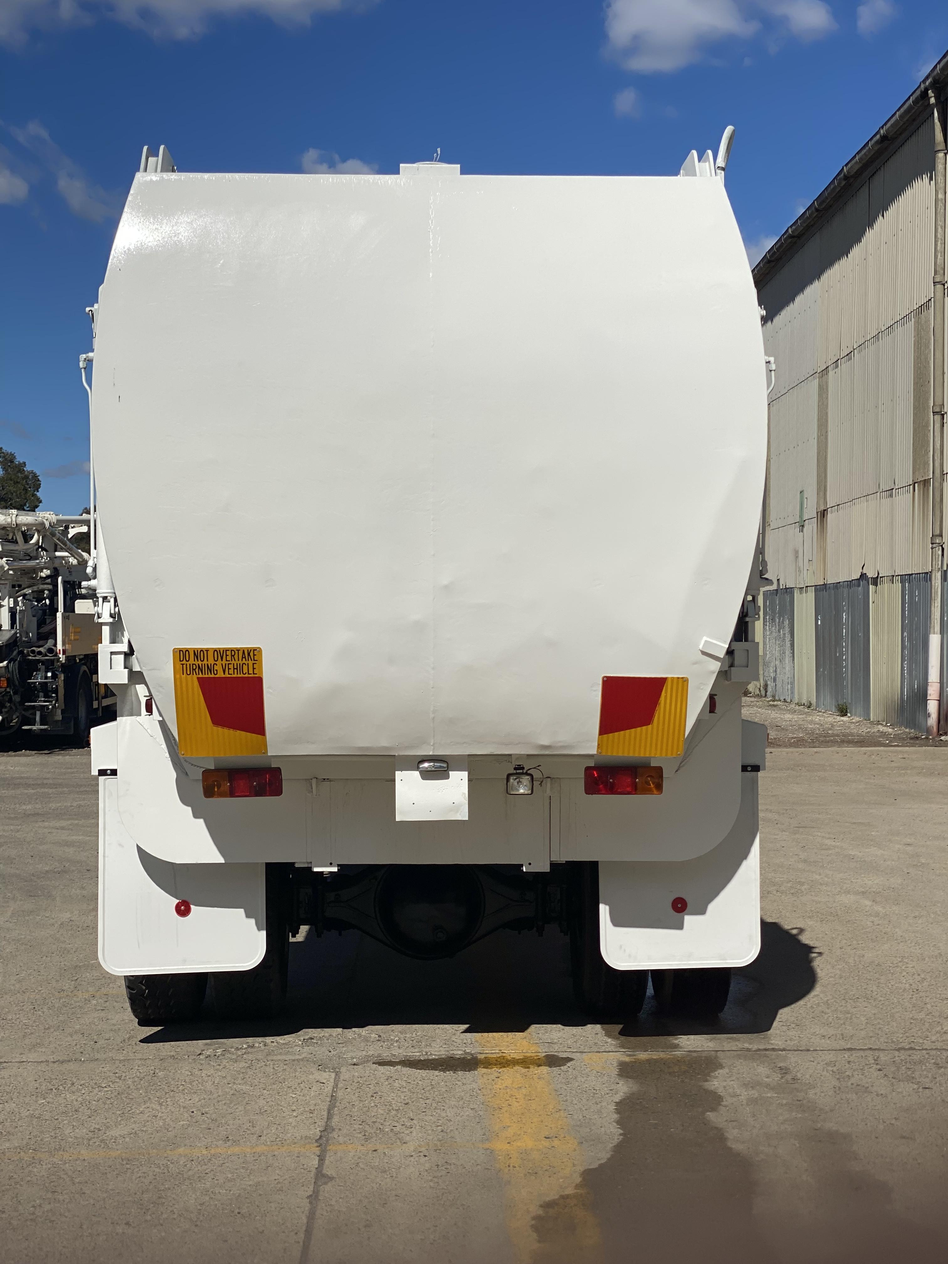 1998 MITSUBISHI FIGHTER FRONT LIFT GARBAGE COMPACTOR 