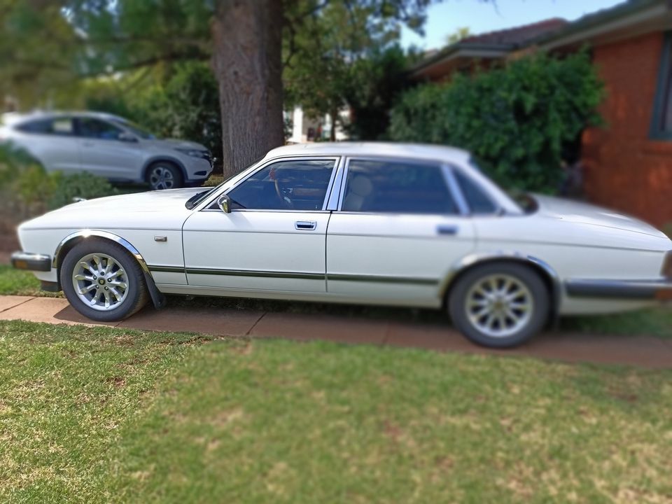 1989 JAGUAR SOVEREIGN XJ6 SEDAN