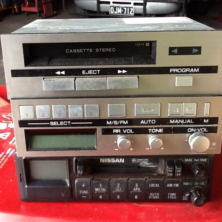 NISSAN GQ AM/FM RADIO CASSETTE DECK 