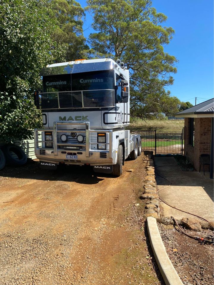 2000 MACK MAGNUM PRIME MOVER