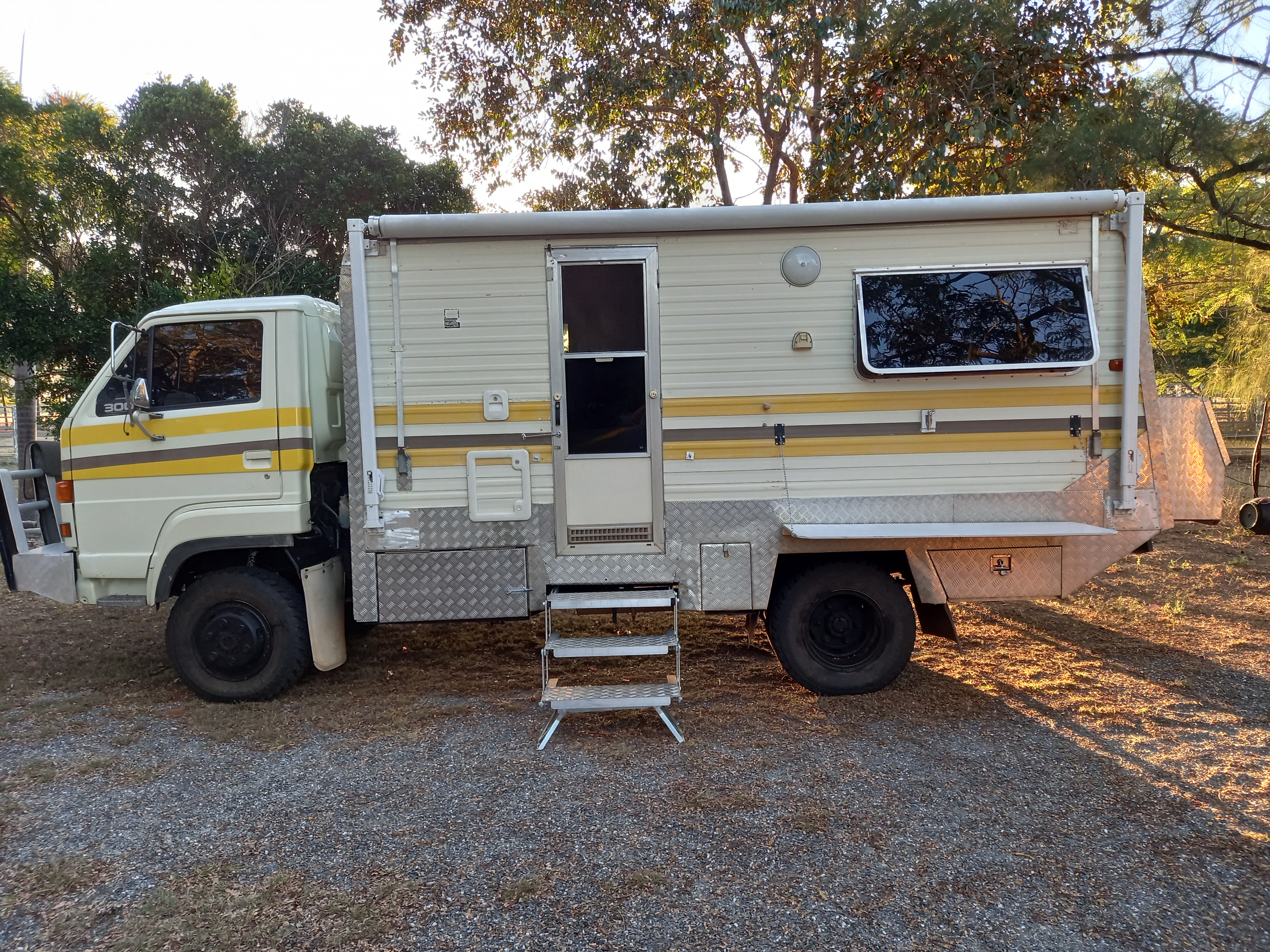 1992 ISUZU CUSTOM BUILT 4X4 MOTORHOME 