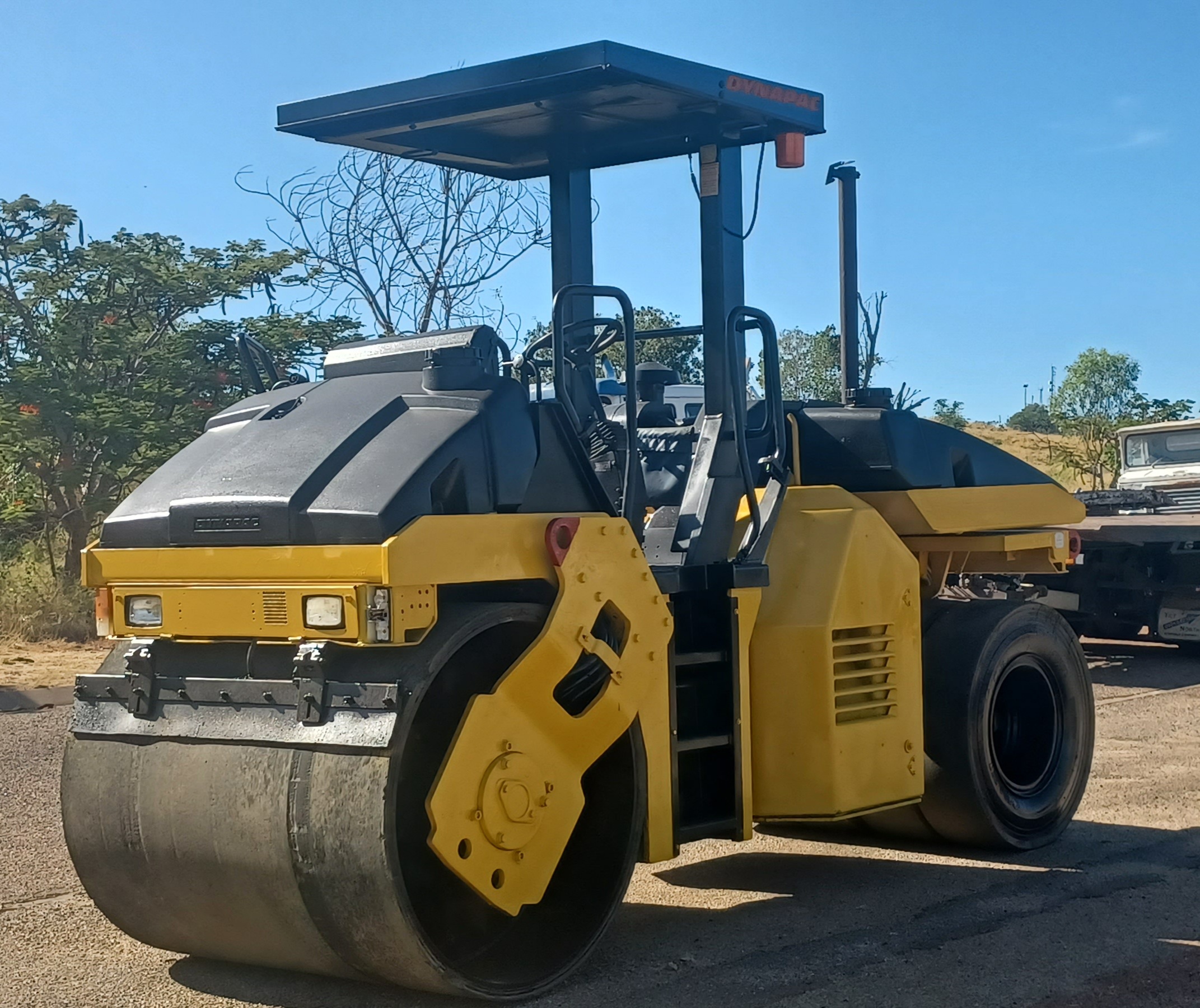 DYNAPAC CC222CHF COMPACTION ROLLER