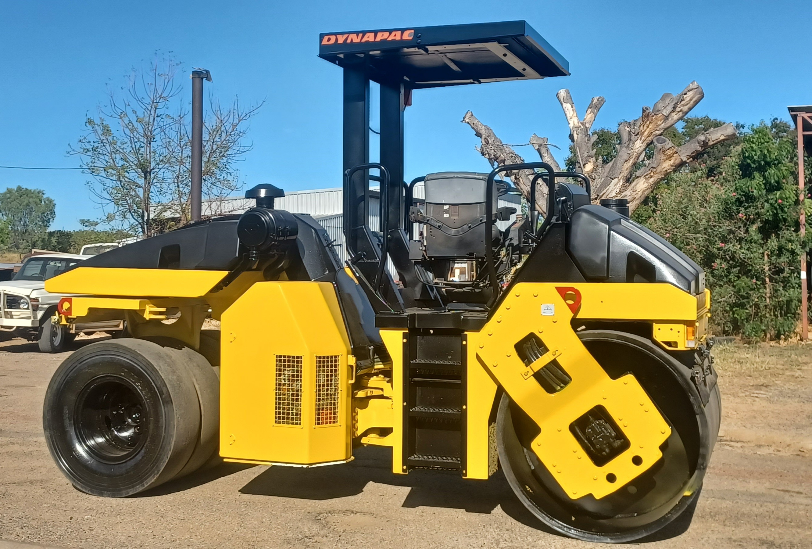 DYNAPAC CC222CHF COMPACTION ROLLER