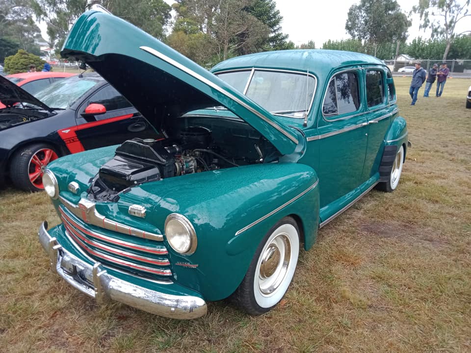1946 FORD SUPER DELUXE SEDAN