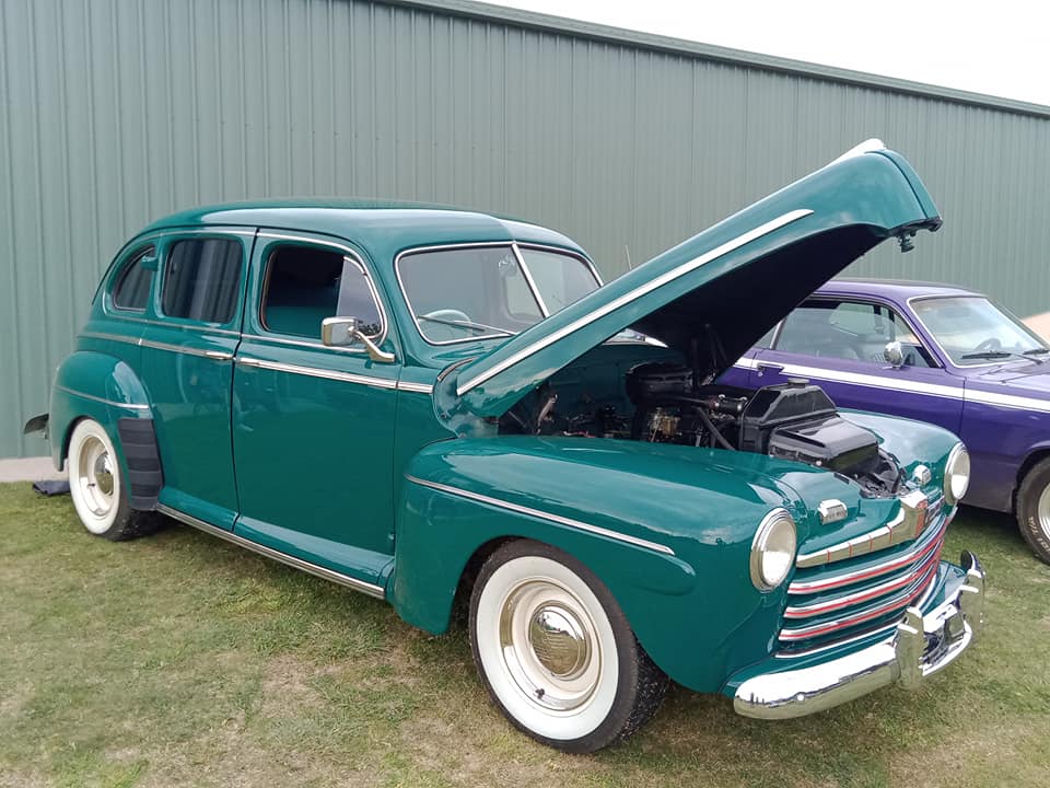 1946 FORD SUPER DELUXE SEDAN