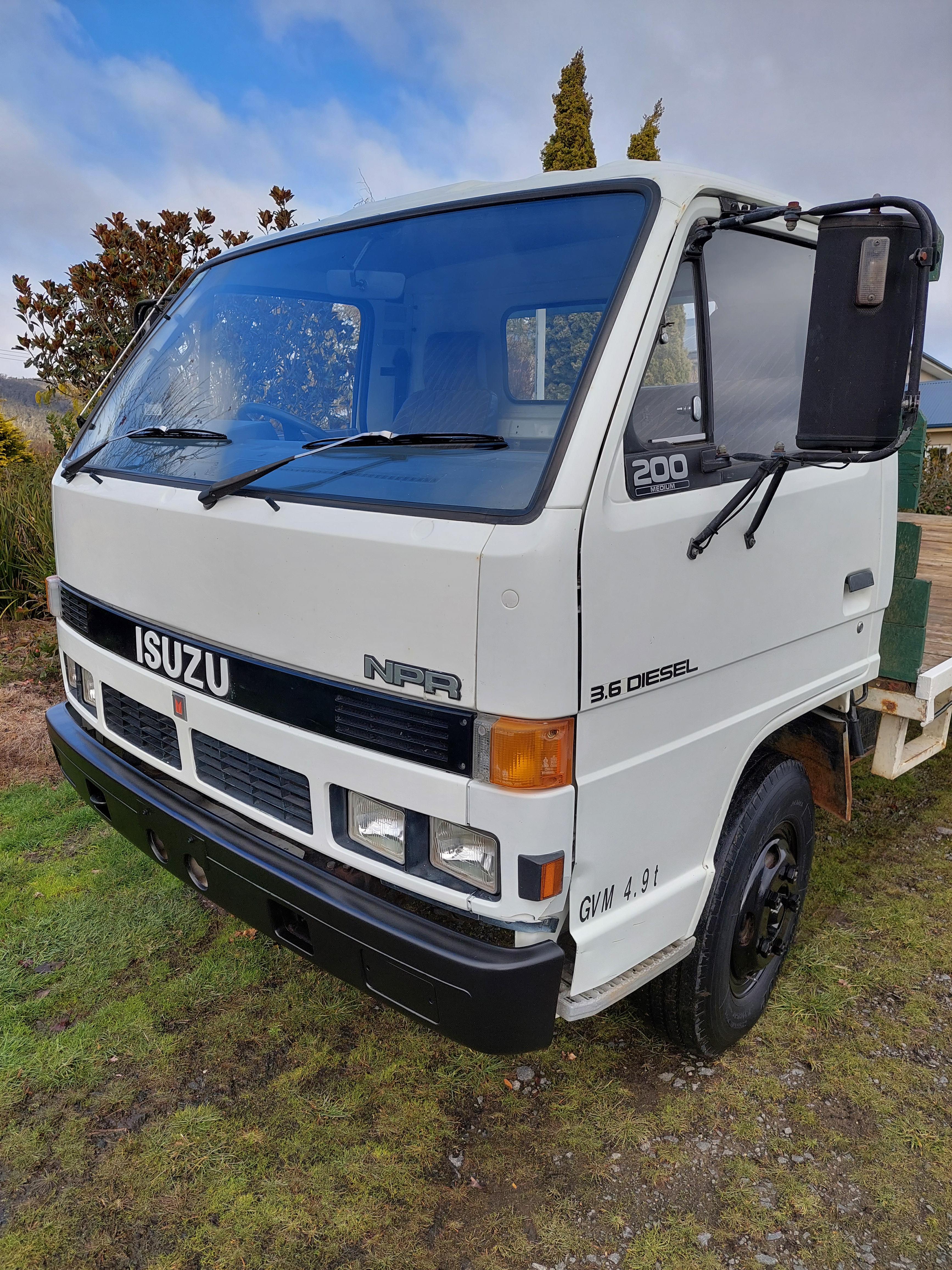1993 ISUZU NPR200 TRAY TRUCK