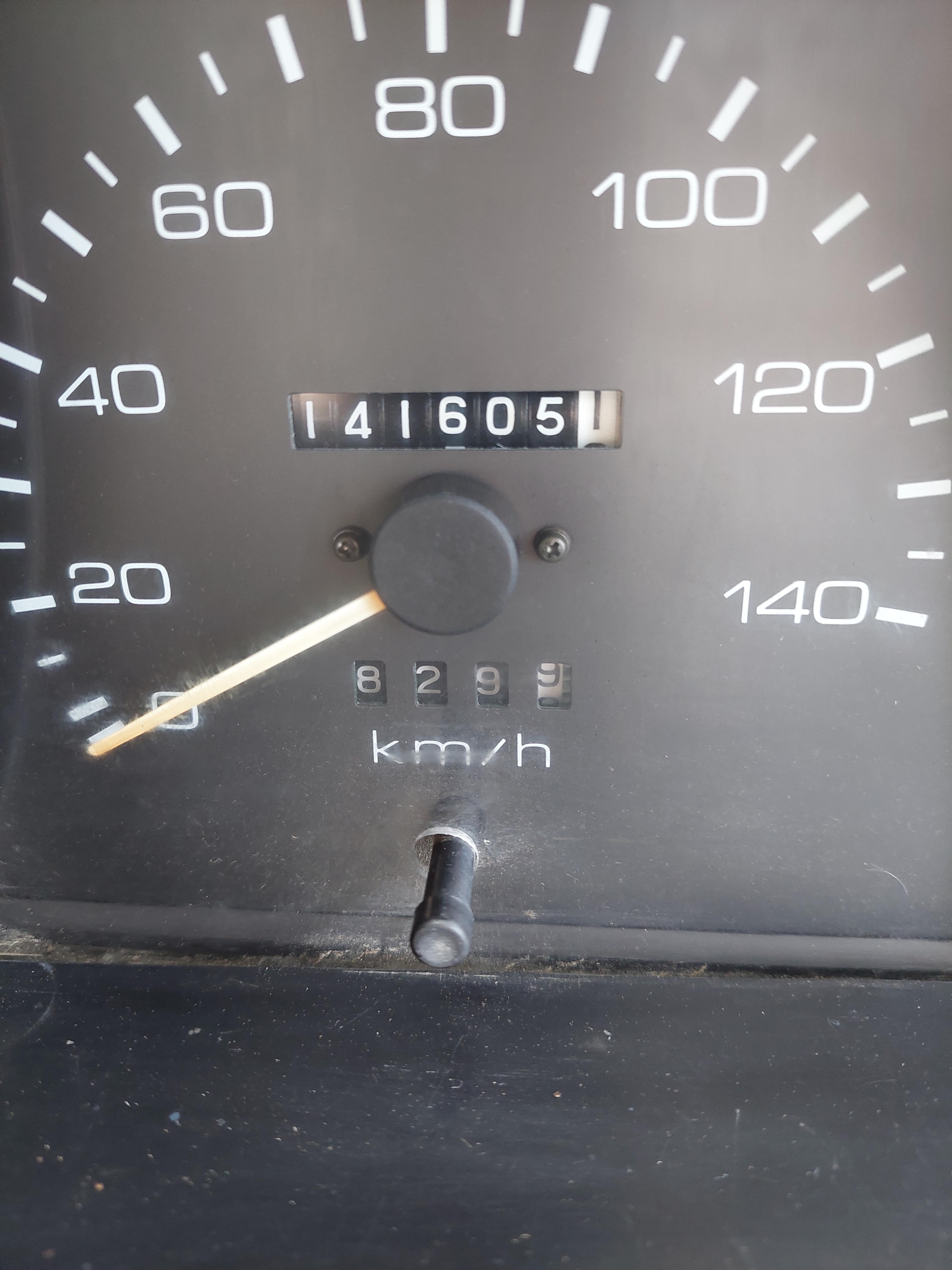 1993 ISUZU NPR200 TRAY TRUCK