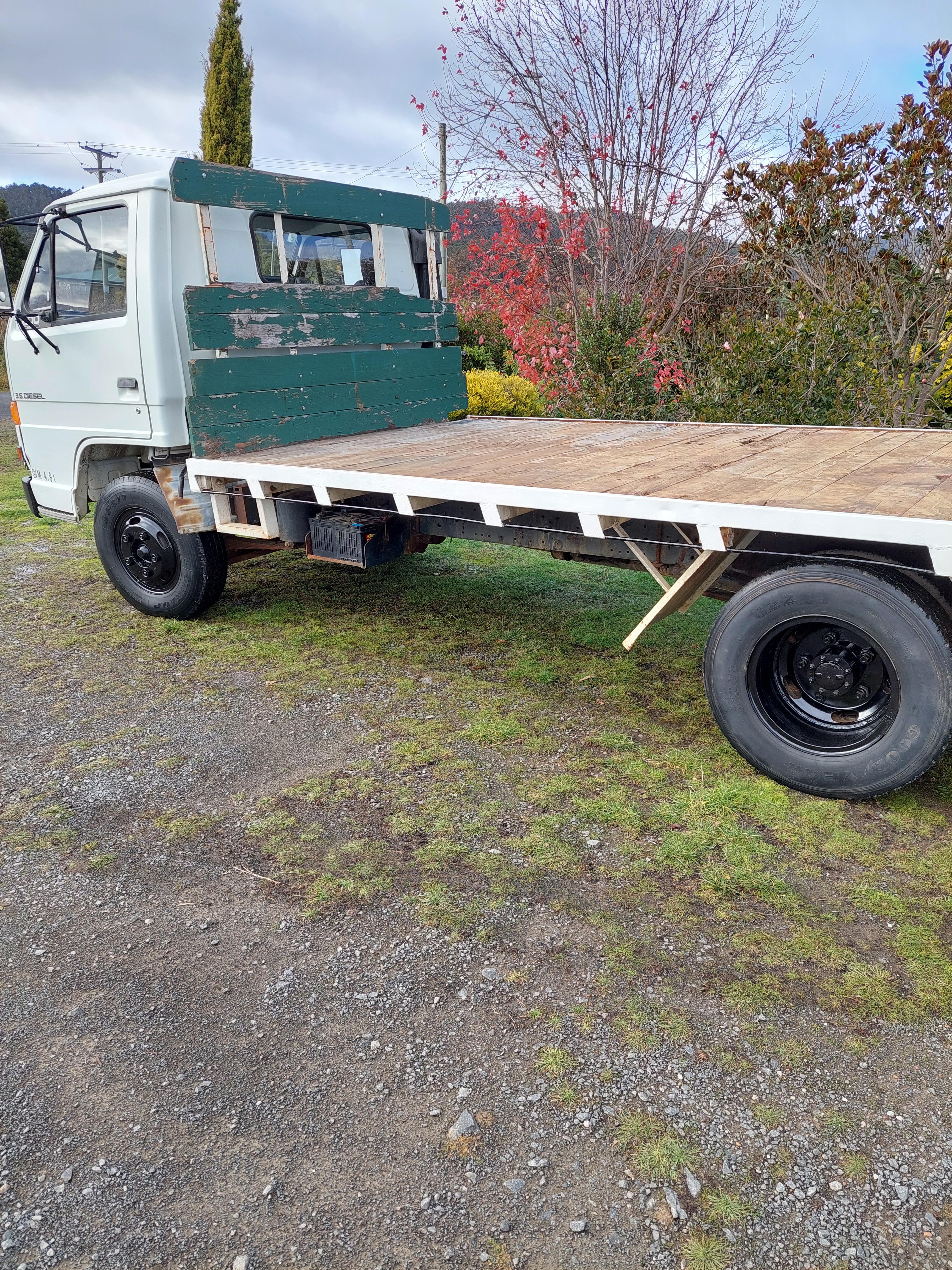 1993 ISUZU NPR200 TRAY TRUCK