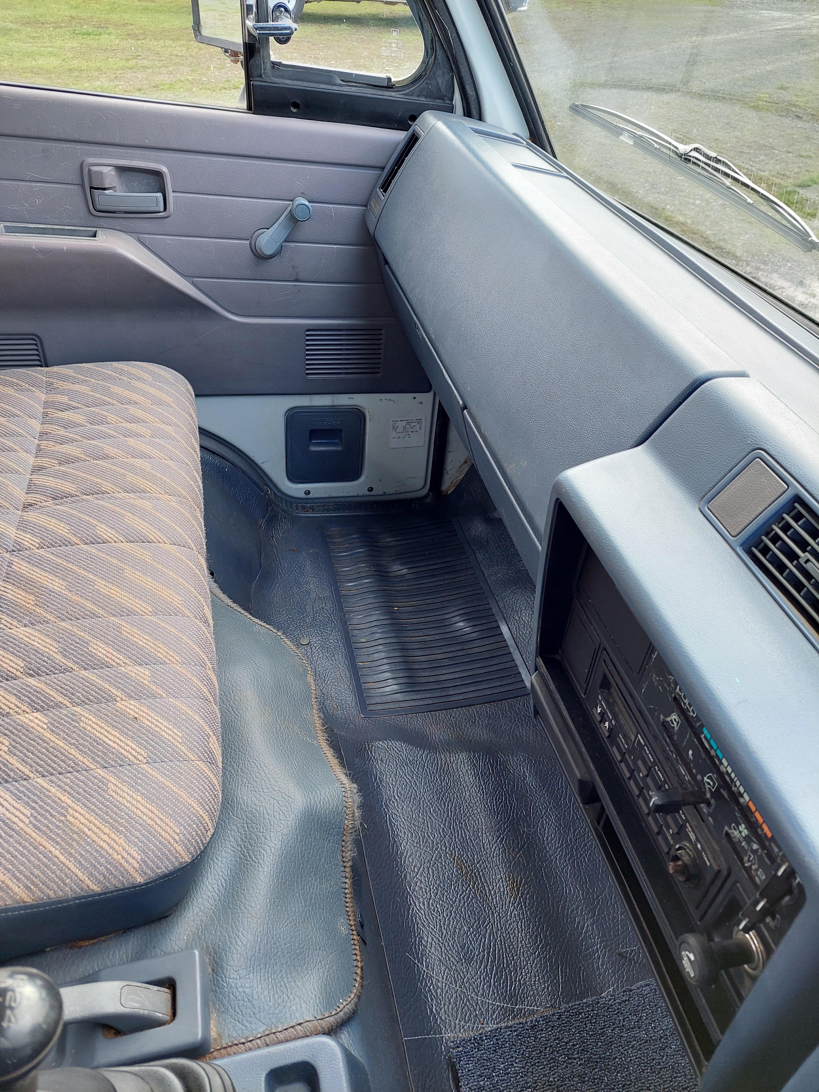 1993 ISUZU NPR200 TRAY TRUCK