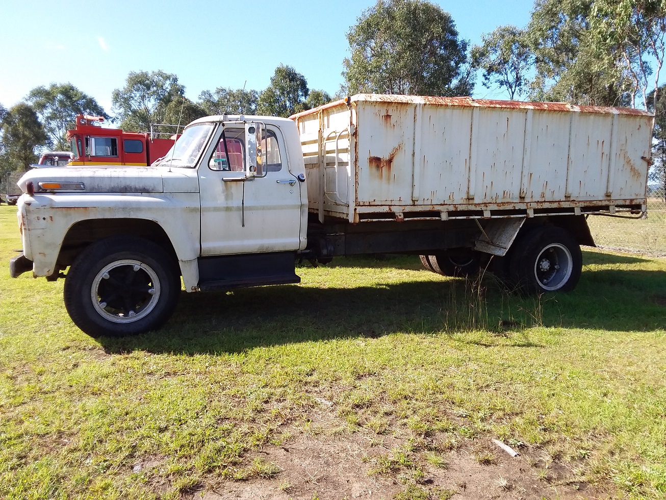 1970 FORD F700 GRAIN TIPPER