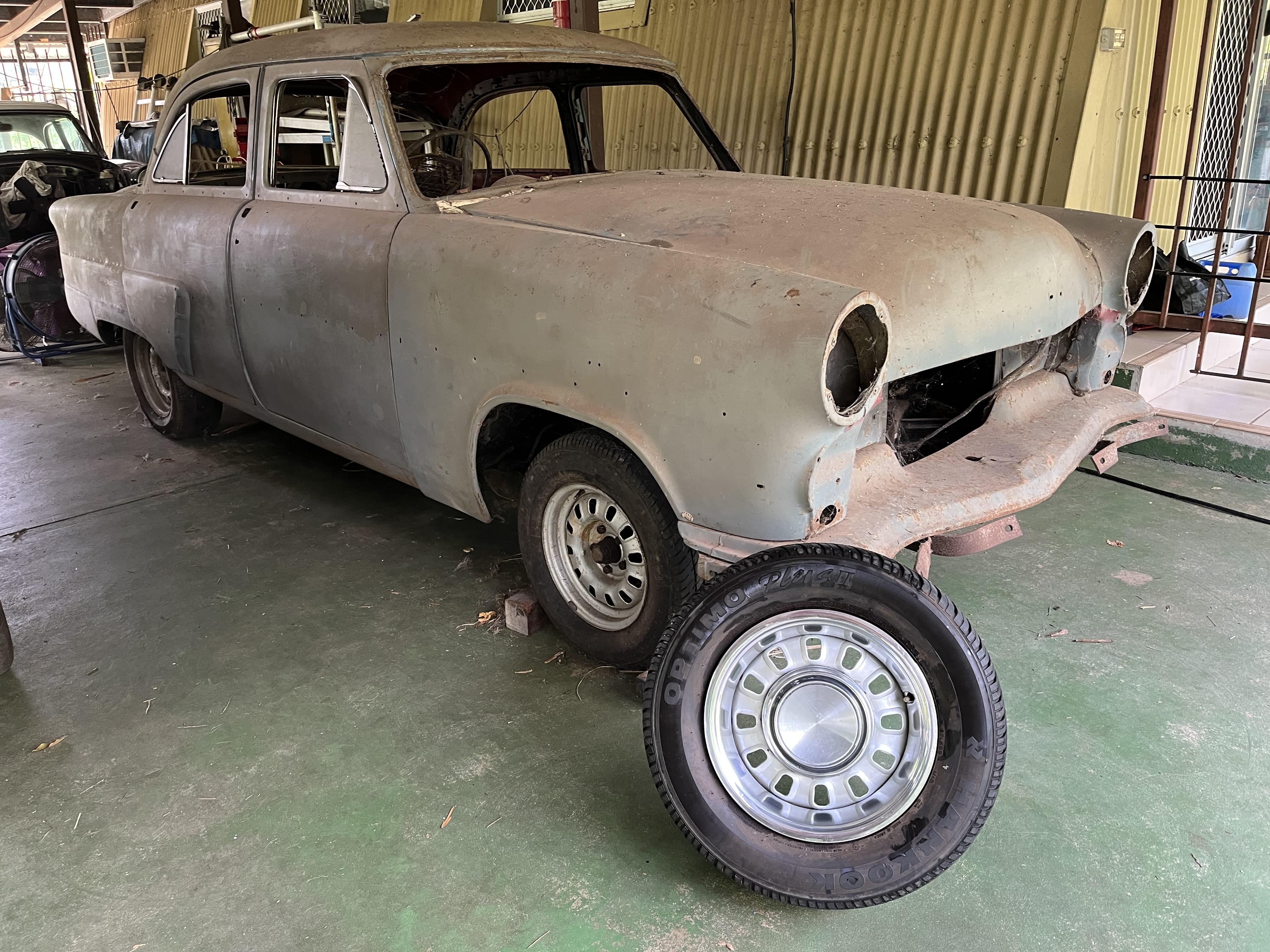 1953 FORD CUSTOMLINE 4D SEDAN