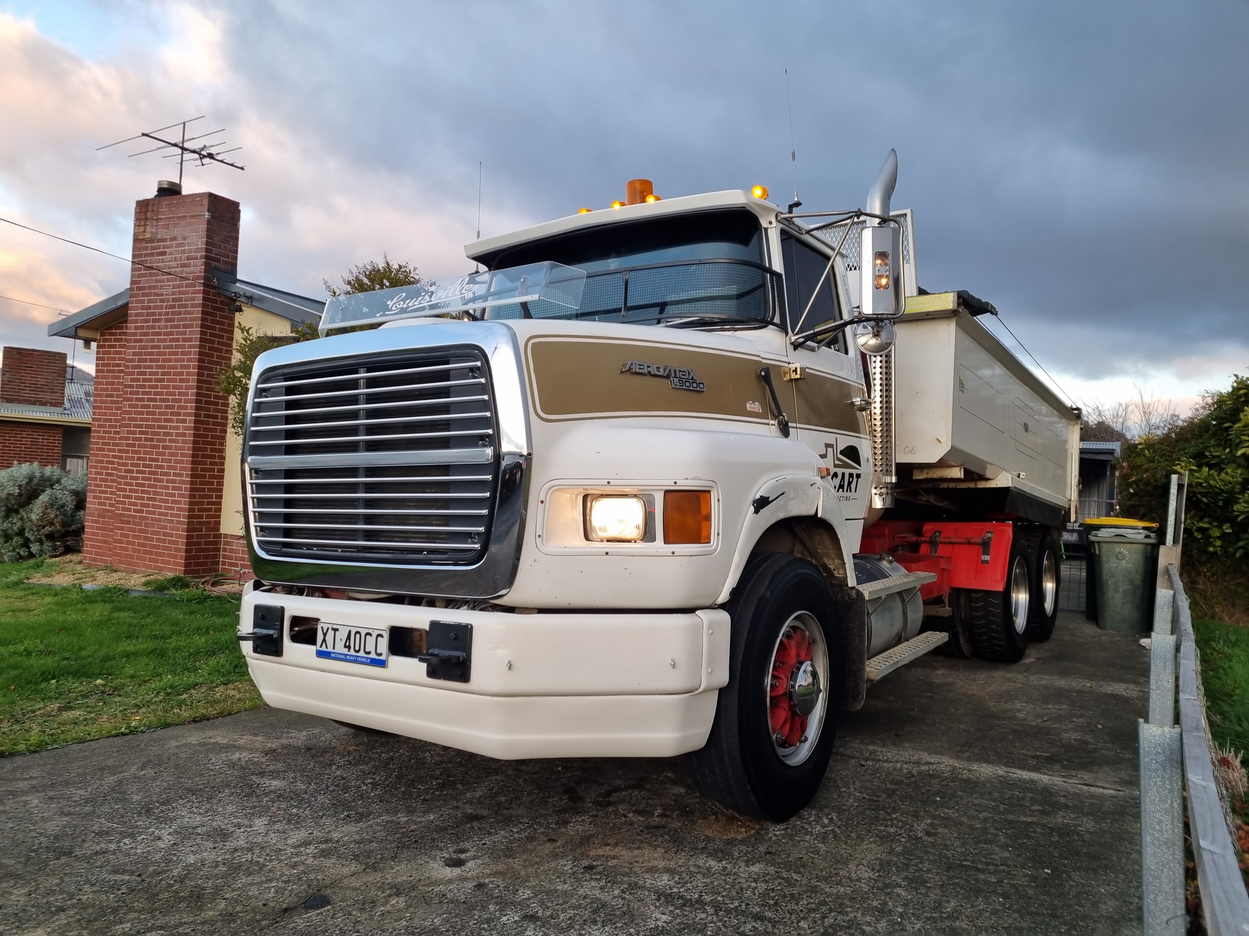 1990 FORD LOUISVILLE AEROMAX L9000 TIPPER