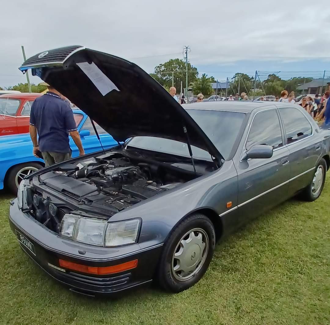 1993 LEXUS LS400 SEDAN