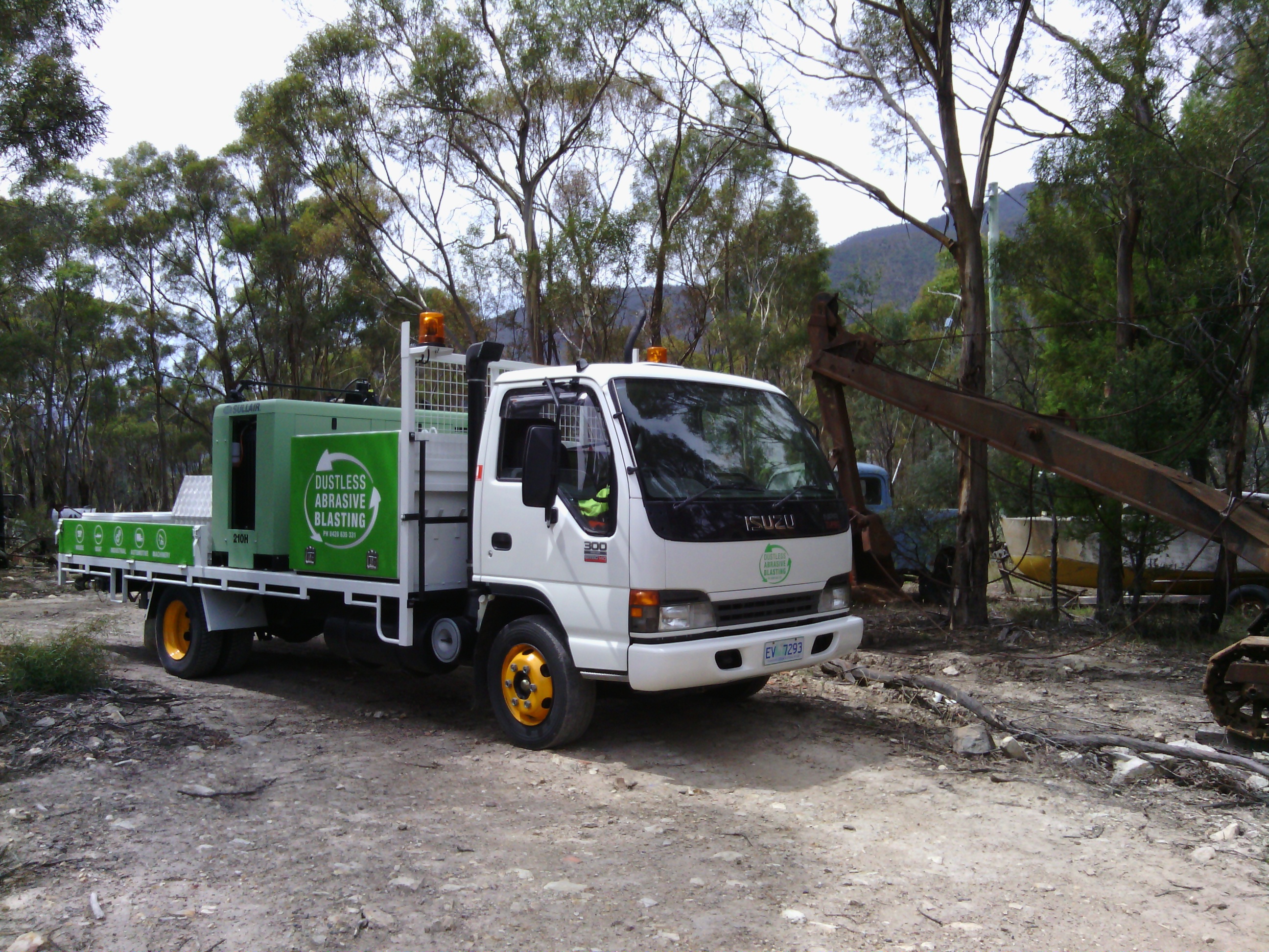 2002 ISUZU NPR 300 ABRASIVE BLASTING UNIT