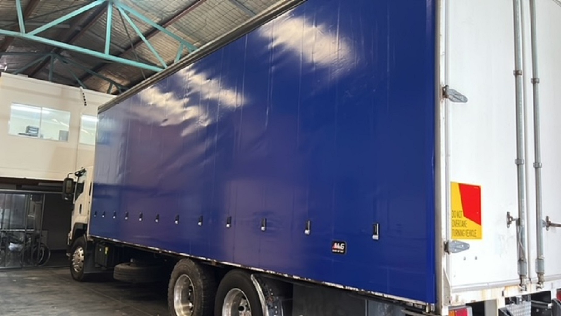 2013 ISUZU FVR 1000 14 PALLET CURTAINSIDER