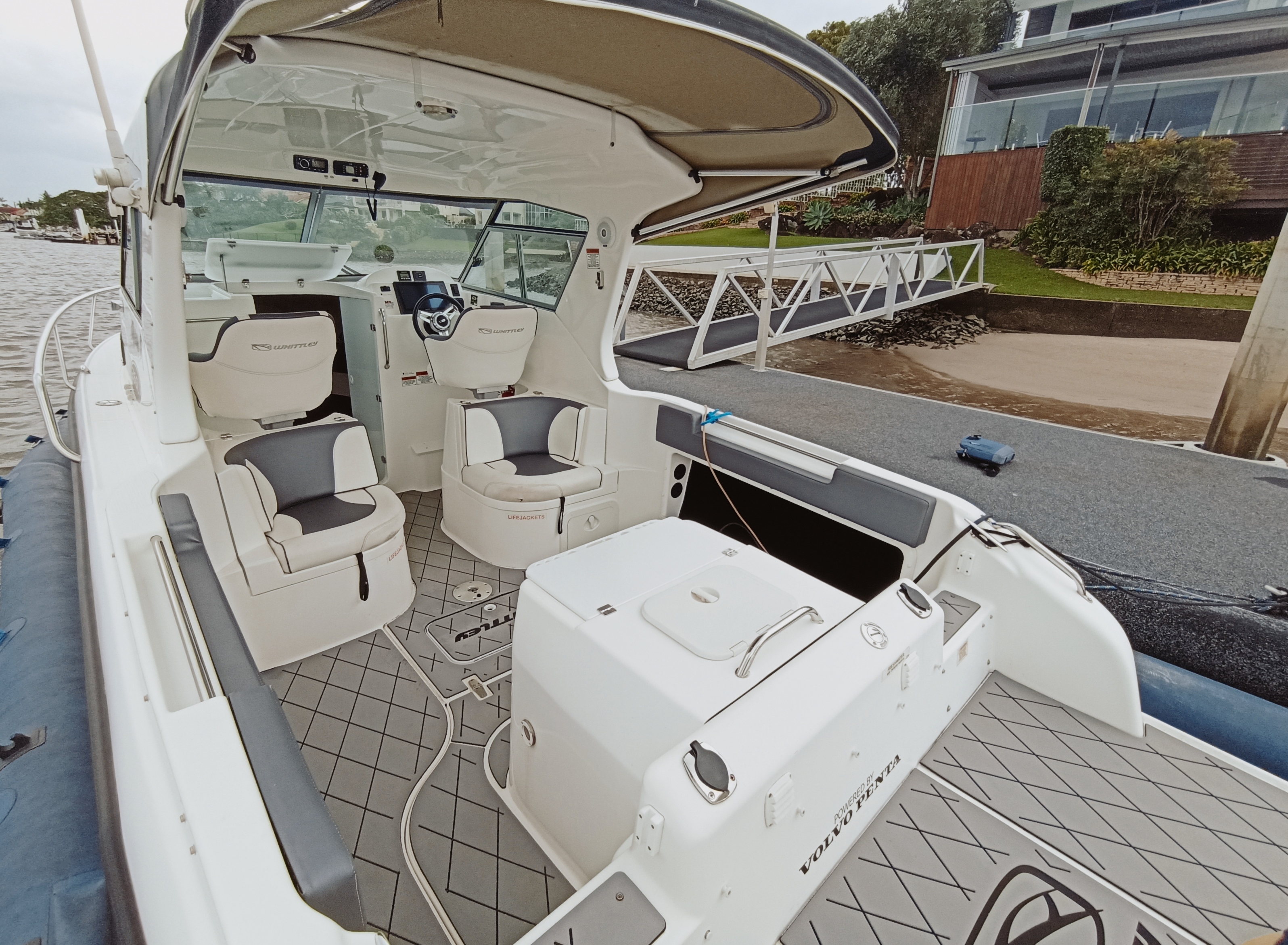 2017 WHITTLEY SL 26 D3 220 A-H Diesel inboard