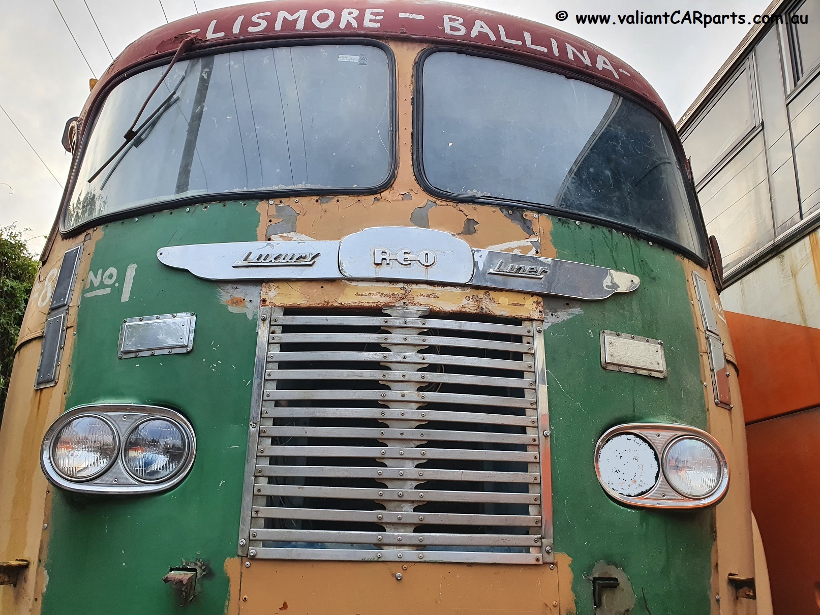 1952 REO E22 GOLD COMET BUS