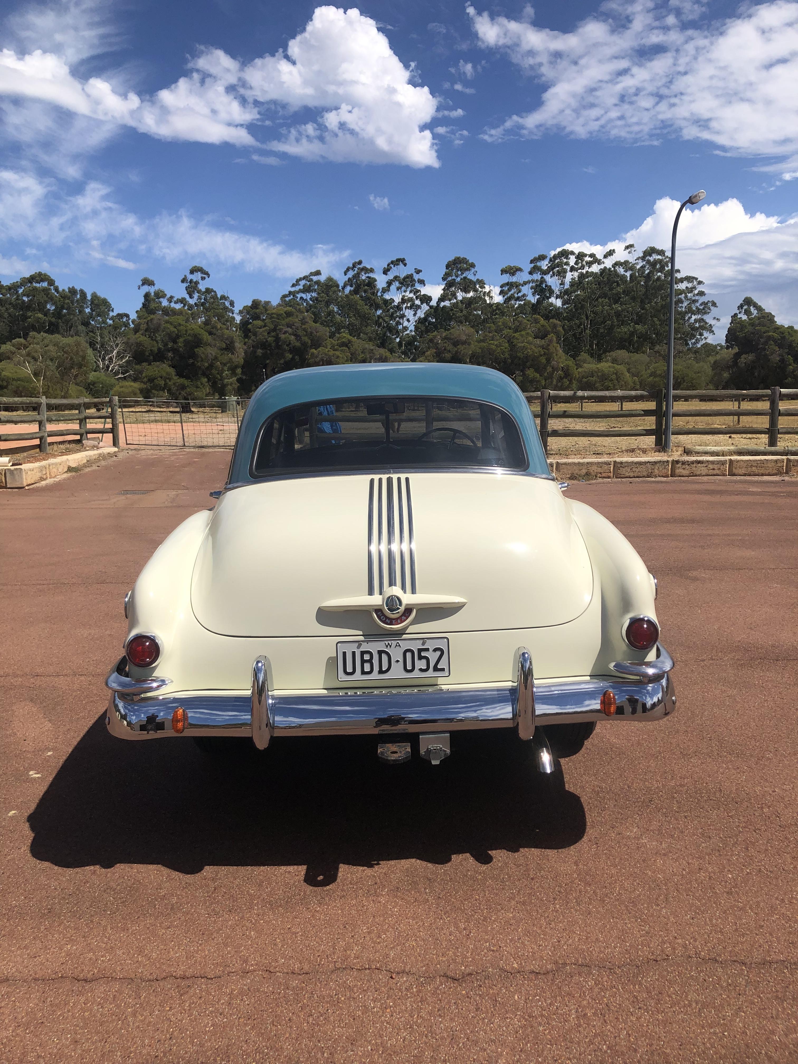 1952 PONTIAC CHIEFTAIN SEDAN