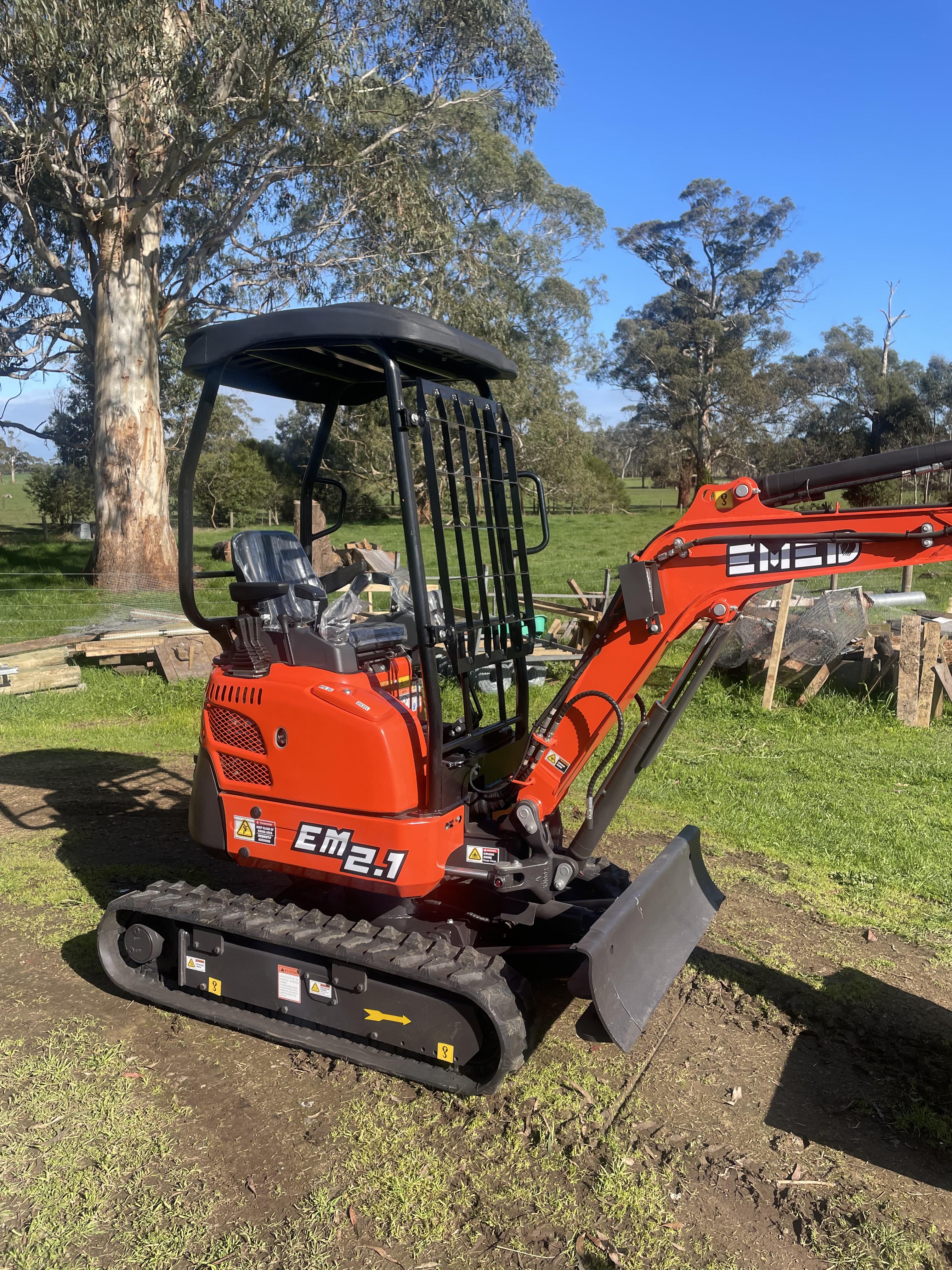 EMED EXCAVATOR EM2.1 WITH SWING BOOM & EXPANDABLE TRACKS + FREE ATTACHMENTS