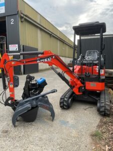 EMED EM1.8 EXCAVATOR WITH SWING BOOM & EXPANDABLE TRACKS + FREE ATTACHMENTS