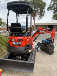 EMED EM1.8 EXCAVATOR WITH SWING BOOM & EXPANDABLE TRACKS + FREE ATTACHMENTS