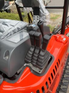 EMED EM1.8 EXCAVATOR WITH SWING BOOM & EXPANDABLE TRACKS + FREE ATTACHMENTS
